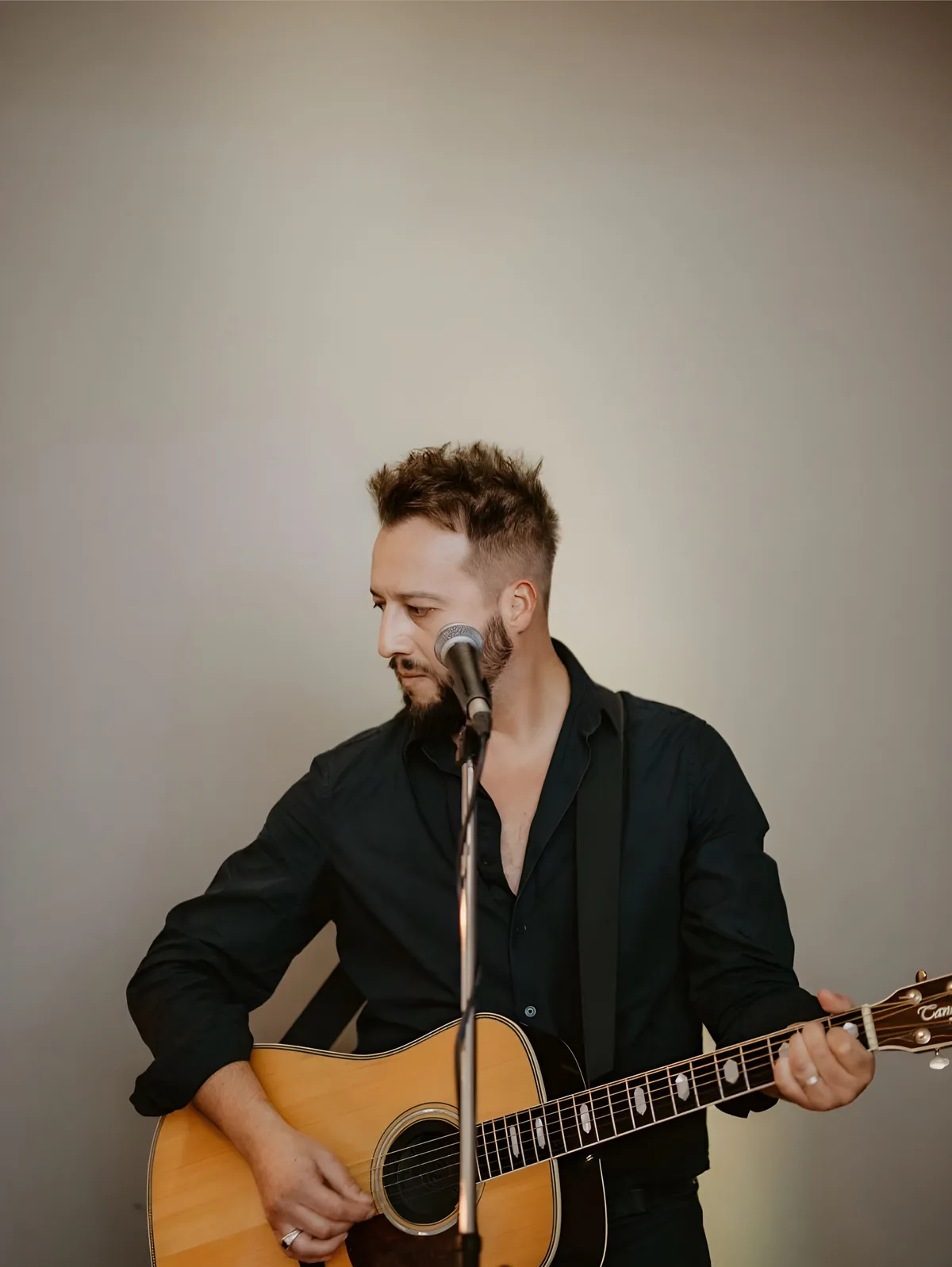 Si on guitar, with a microphone